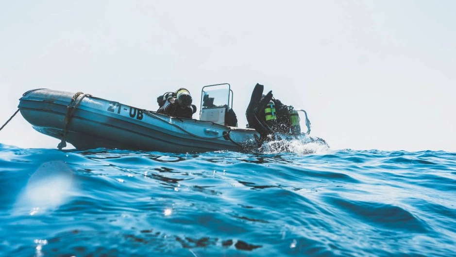 scuba diving boat entry
