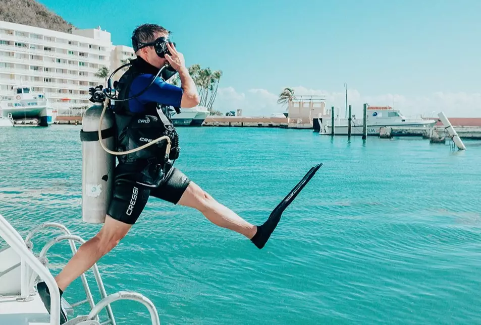 scuba diving boat entry